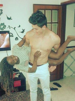 Trong khi người chồng Luis Mendes sở hữu gương mặt bảnh trai cùng với thân hình săn chắc, siêu cuốn hút, thì cô vợ Mirian lại có vẻ kém sắc hơn chồng mình.