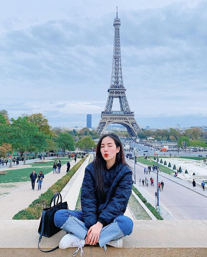 Mỗi bức ảnh của hot girl 9X này đều nhận về lượt like khủng, có bức còn lên đến cả trăm ngàn like.