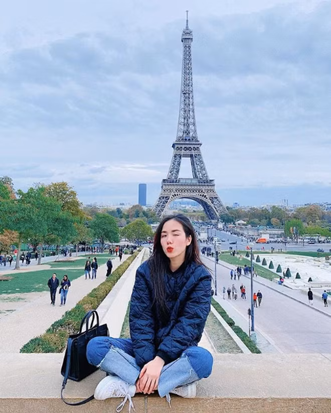 Mỗi bức ảnh của hot girl 9X này đều nhận về lượt like khủng, có bức còn lên đến cả trăm ngàn like.