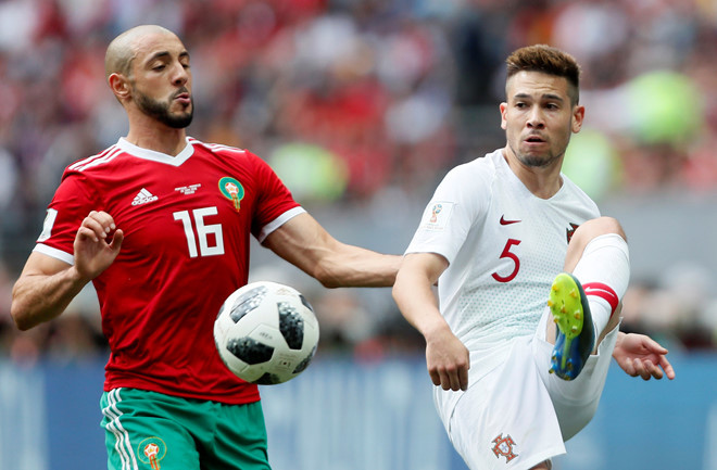 Bồ Đào Nha co mình chờ những pha phản công chớp nhoáng và điểm đến của trái bóng không đâu khác vẫn là Ronaldo. Nhưng hàng phòng ngự của Marocco vẫn tỉnh táo và không ít lần kêu than với trọng tài vì bị phạm lỗi.