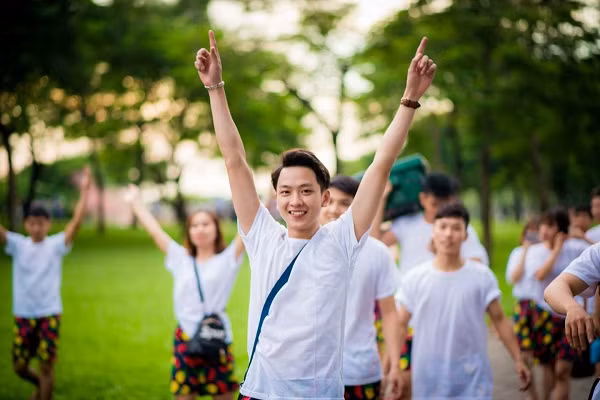 Hình ảnh kỉ yếu vui vẻ cùng bạn bè của chàng trai Nông Nghiệp gây sốt dân mạng tuần qua.