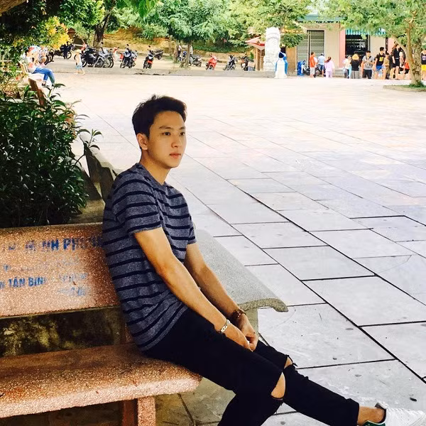 Cũng theo Ngọc Tân, cậu bạn này là người sống khá khép kín nên ít khi bày tỏ những dòng trạng thái trên mạng xã hội cũng như kiểm soát những bức ảnh cá nhân của mình rất chặt chẽ.