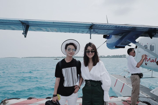 Cả hai liên tục phủ nhận tin đồn thế nhưng vẫn thường xuyên kết hợp chụp những bộ ảnh chung tình cảm hay đi du lịch cùng nhau. MC Quỳnh Chi không phủ nhận Thùy Dung là một người có ý nghĩa rất quan trọng với mình, hơn cả người yêu, giúp cô chia sẻ mọi chuyện, bên cạnh lúc cô yếu đuối và mất phương hướng.