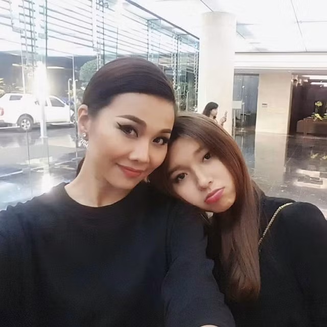 Đồng Ánh Quỳnh còn cho rằng, Thanh Hằng là cả tuổi thanh xuân của mình. Trước đó, không ít lần, Đồng Ánh Quỳnh công khai bày tỏ nỗi nhớ với Thanh Hằng trên trang cá nhân. Cô còn gọi Thanh Hằng là “tình yêu xinh đẹp”. Chia sẻ về tin đồn này, Đồng Ánh Quỳnh cũng lên tiếng phủ nhận khi cho rằng cả hai chỉ là tình cảm chị em bình thường, không có gì quá lên như mọi người suy nghĩ.