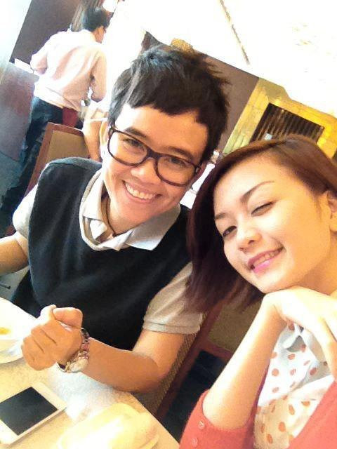 Nhạc sĩ Phương Uyên và Thiều Bảo Trang cũng từng một thời vướng phải ngh án hẹn hò. Cặp đôi khiến công chúng thấy nghi ngờ khi liên tiếp có những cử chỉ tình cảm chốn đông người.