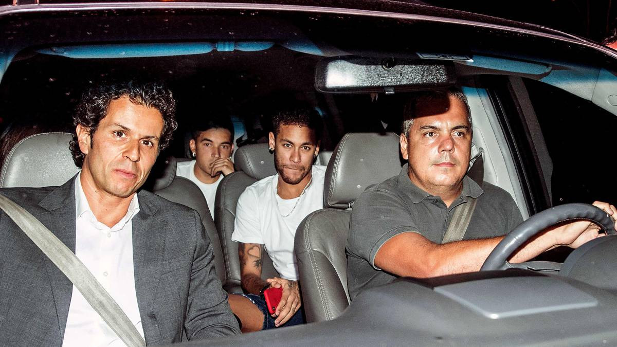 Neymar đang là nhân vật chính trong câu chuyện về chuyển nhượng lên đến 400 triệu euro với Real và cầu thủ người Brazil đang làm mọi cách để ra đi.