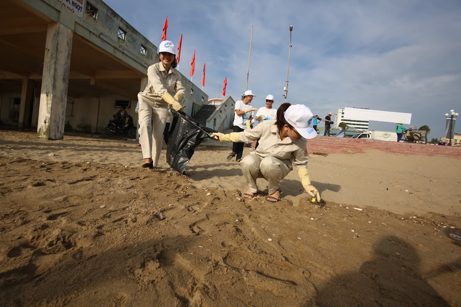 Ngay sau lễ phát động dọn dẹp môi trường biển, các bạn trẻ tại Cửa Lò đã bắt tay ngay vào công việc dọn dẹp của mình. Từng cọng rác, từng mãu vỏ hải sản được họ dọn dẹp và tập kết đúng nơi quy định.