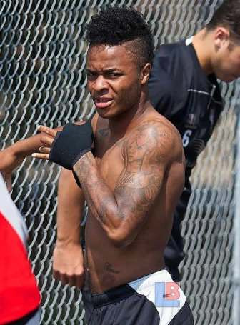 Quay trở lại với hình xăm khẩu súng M16 ở phần chân mình, Sterling phải “đăng đàn” giải thích lý xoa dịu cơn thịnh nộ của các fan hâm mộ rằng người cha của anh đã bị bắn chết khi anh mới 2 tuổi và từ đó sự ám ảnh về khẩu súng luôn quanh quẩn trong anh.