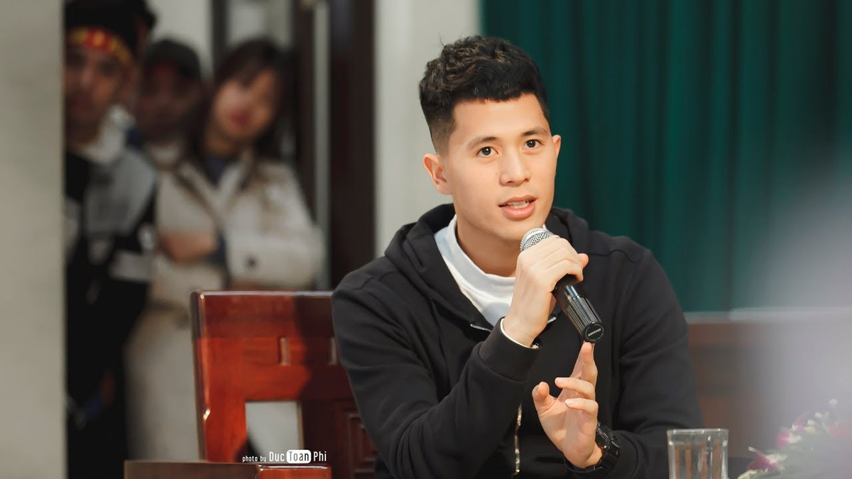 Tuy không có chiều cao khủng như những người khác, nhưng trung vệ Trần Đình Trọng vẫn là cái tên được khán giả xướng danh khi nhắc đến dàn trai đẹp cực phẩm của Olympic Việt Nam. Chính khả năng phán đoán, lối chơi dũng mãnh và không ngại va chạm đã giúp anh trở thành “hòn đá tảng” rất khó vượt qua.