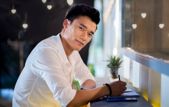 Thủ môn Bùi Tiến Dũng (20 tuổi, Thanh Hóa) là gương mặt "gây thương nhớ" nhất ĐT Olympic Việt Nam. Anh sở hữu chiều cao nổi bật 1,81 m, cùng khuôn mặt góc cạnh, lạnh lùng. Tiến Dũng là “hot face” với số lượng người theo dõi trang cá nhân lên tới gần 900.000.