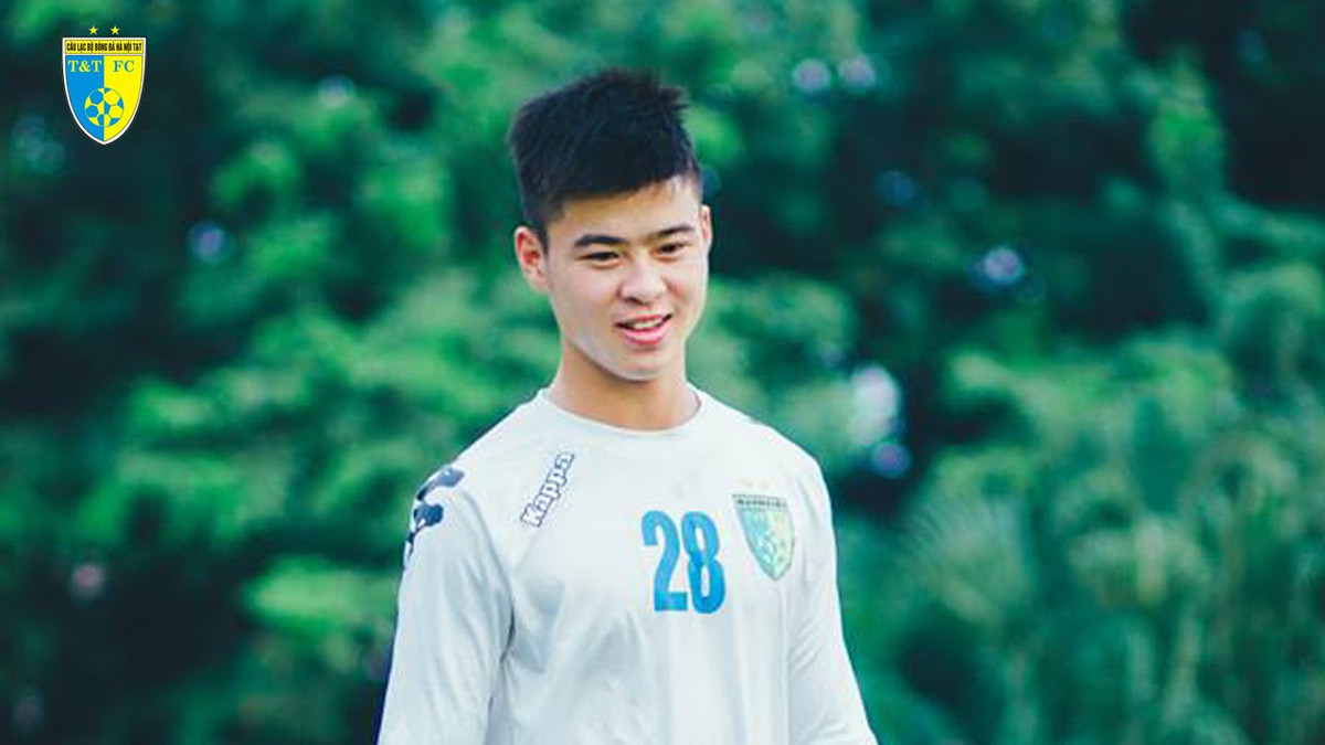 Chiều cao lý tưởng, phong thái thi đấu điềm tĩnh và chững chạc cùng nụ cười luôn hiện trên môi chính là điểm khiến Duy Mạnh gây chú ý đặc biệt của các fan CLB Hà Nội FC nói riêng và các ĐT bóng đá Việt Nam nói chung.