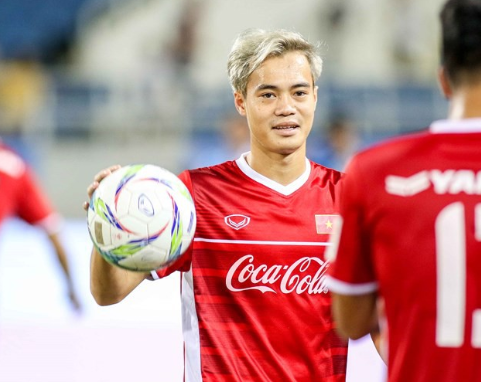 Văn Toàn được mệnh danh là "cơn gió" của ĐT Việt Nam với những đường xuống bóng nhanh như cắt. Mới đây, trước khi sang Indonesia dự ASIAD 18, cầu thủ người Hải Dương quyết định đổi mới hình ảnh của mình bằng mái tóc bạch kim thời thượng.