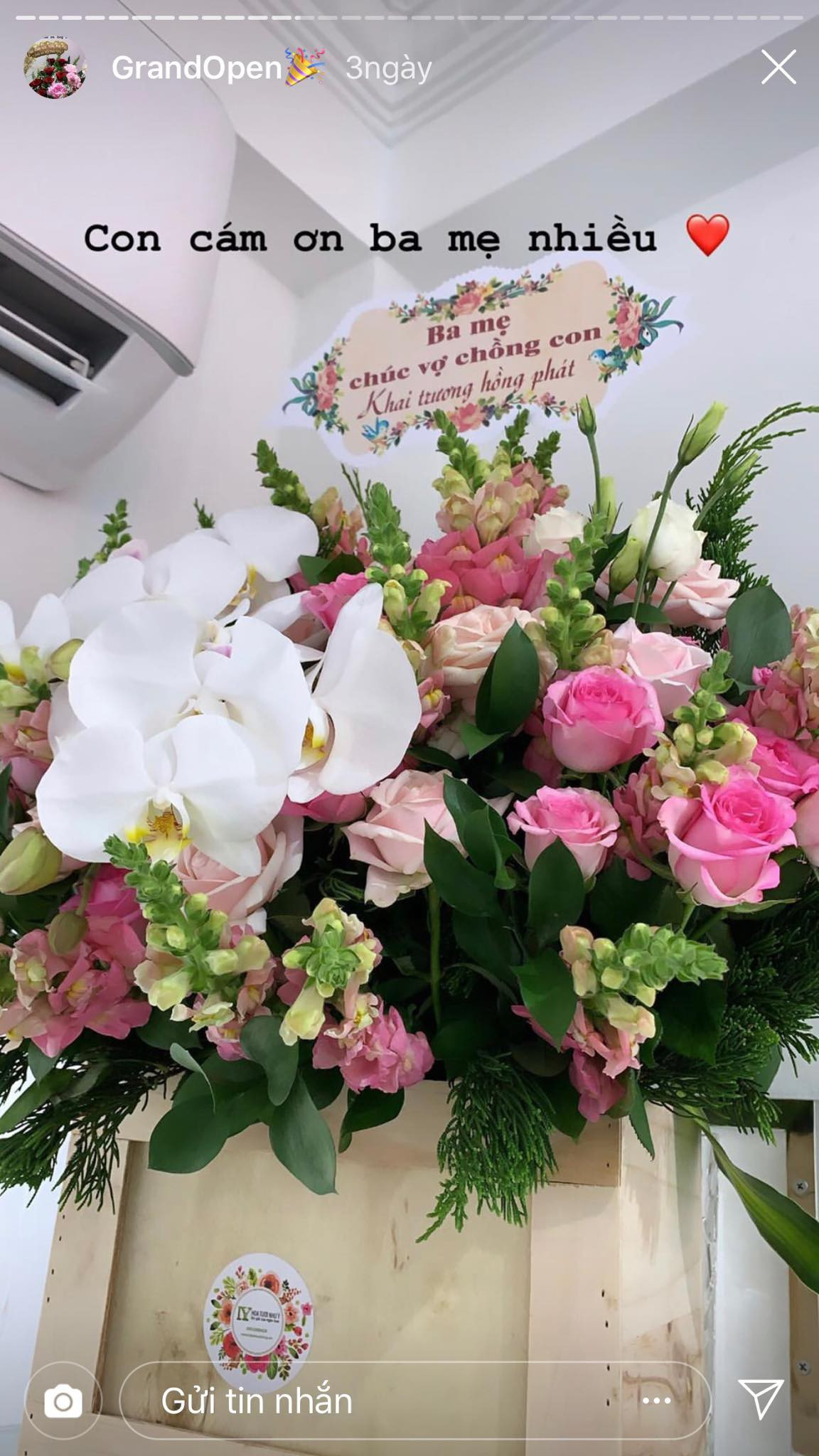 Nhiều chi tiết cho thấy anh bạn trai Tâm Nguyễn của Joyce Phạm rất được lòng bố mẹ cô nàng. Vào ngày lễ khai trương cửa hàng thời trang, đại diện phụ huynh còn gửi tặng hoa kèm lời nhắn: "Chúc vợ chồng con khai trương hồng phát."