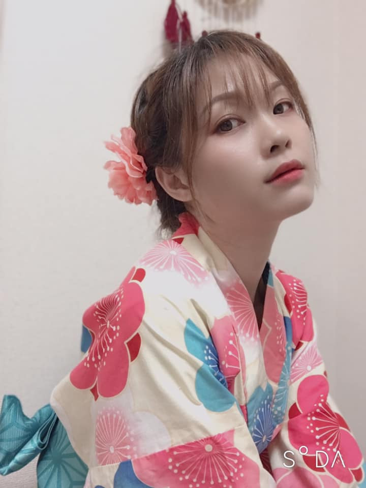 Việc may váy cưới đối với Trúc là 1 kinh nghiệm hết sức thú vị nhưng không kém phần liều lĩnh. Thành phẩm tuy không đẹp như thuê nhưng cô bạn thấy vui vì nó là độc nhất và phù hợp với bản thân.