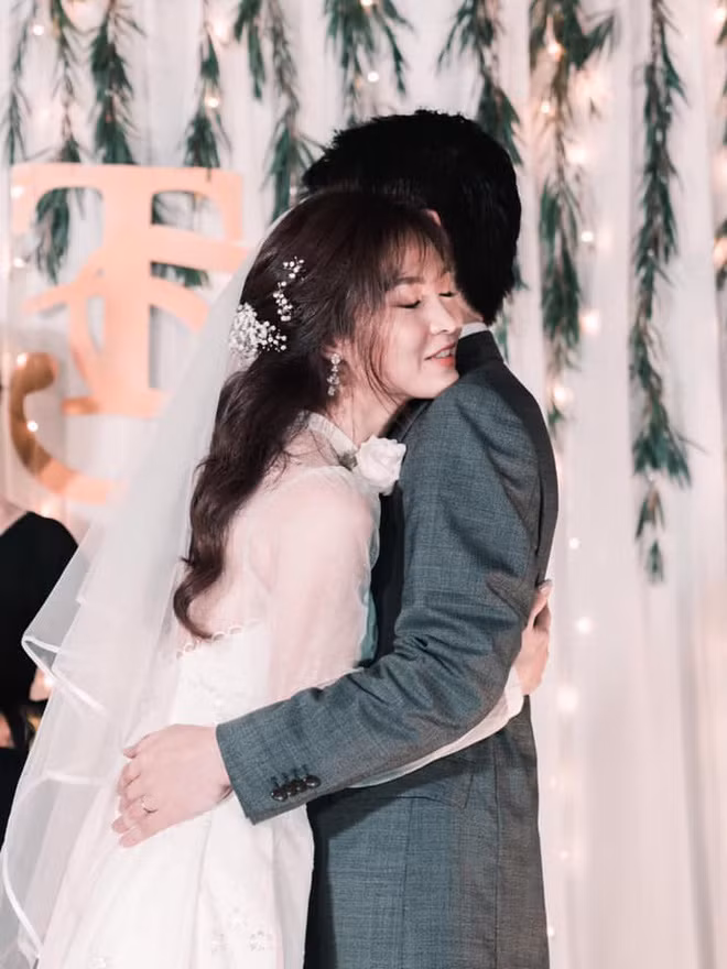 Chiếc váy cưới tự may của Thanh Trúc có thể không bồng bềnh, xịn như các nhà thiết kế nhưng trong mắt nhiều người, Trúc trên trở thành cô dâu khéo tay nhất.