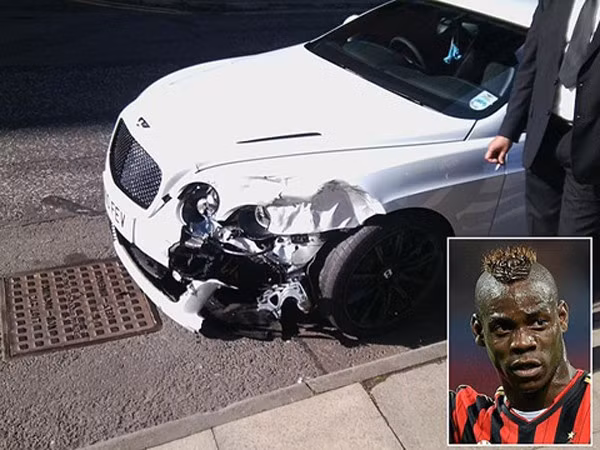Tháng 8/2010, khi còn khoác áo Man City, Balotelli lái ẩu, tông thẳng chiếc Bentley vào chiếc BMW đang đi ngược chiều. Kết quả là siêu xe 110.000 bảng bị nát đầu còn chủ nhân thì được phen hoảng hồn.