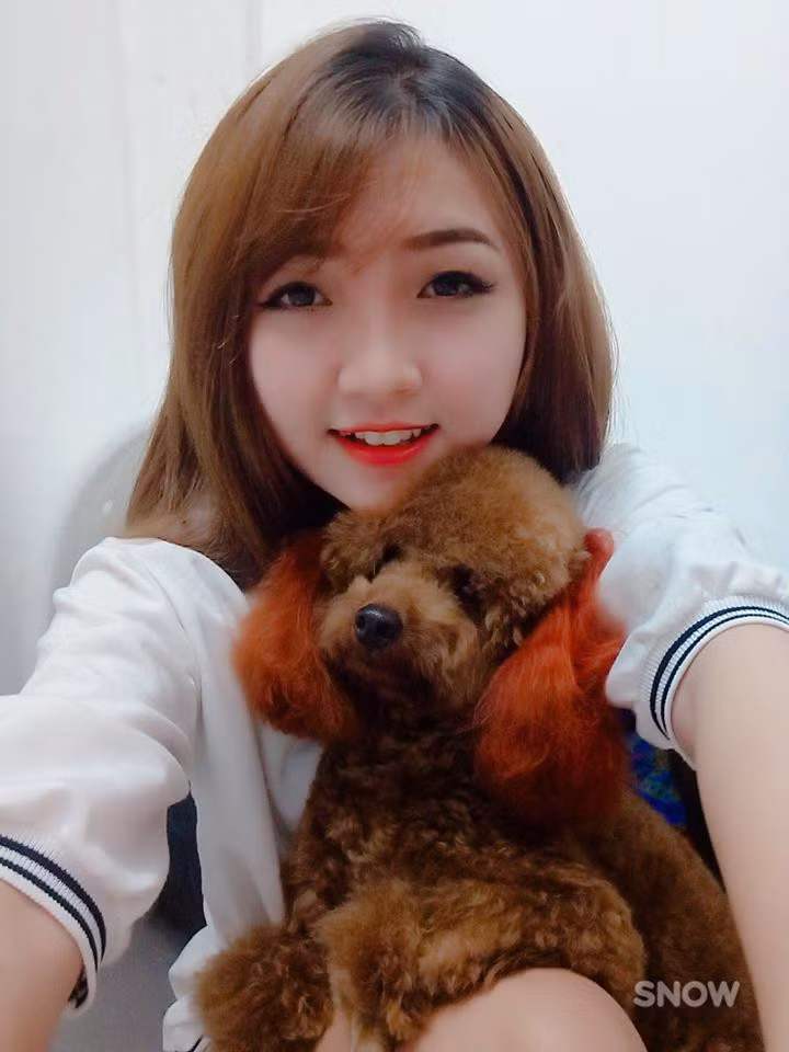 So với 2 nữ streamer ở bên, con số follow của Yuri chỉ là hơn 120k lượt, nhưng không vì thế mà Yuri kém hot hơn. Ngoài chơi game là một phần không thể thiếu trong cuộc sống, Yuri còn mê tít những thứ dễ thương như chó, mèo. Ngoài ra cô nàng cũng thích tụ tập bạn bè, anh em và làm mẫu ảnh