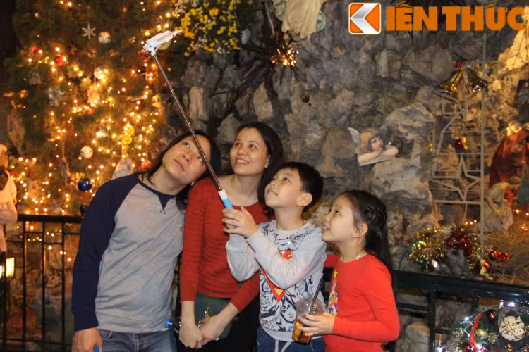 Không chỉ có các bạn trẻ, rất nhiều ông bố bà mẹ đã đưa con mình tới Hang đá Giáng sinh trong các nhà thờ để cả gia đình lưu lại những khoảnh khắc lung linh trong đêm Noel.