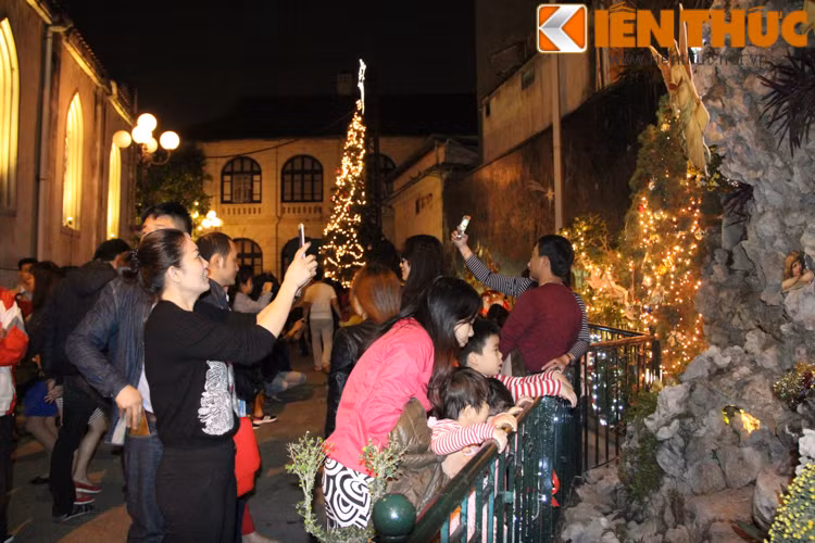 Bạn trẻ tới đây tò mò về nguồn gốc xuất xứ của lễ Giáng sinh và phần nữa cũng bởi vẻ đẹp của các hang đá được trang trí cầu kì.