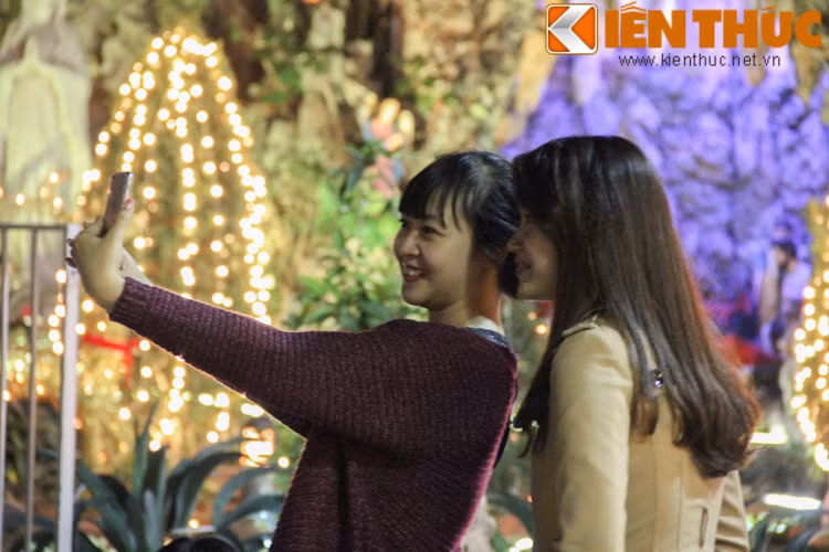 Hang đá Giáng sinh đã khiến nhiều bạn trẻ dù có theo đạo Thiên Chúa hay không đều muốn ghé tới đây để lưu lại cho mình những bức ảnh cho một mùa Giáng sinh ấm áp.