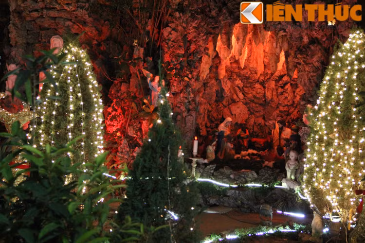 Rất nhiều nhà thờ tại Hà Nội đã tận dụng không gian của mình để làm những hang đá thật hết sức hoành tráng như nhà thờ Cửa Bắc hay nhà thờ Chính Tòa.