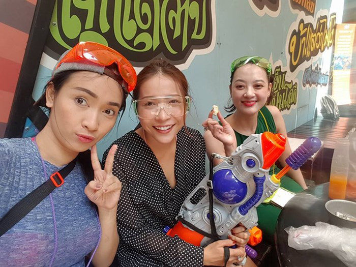 Và một phần không thể thiếu trong Songkran chính là màn té nước vào người khác bằng xô, bóng nước hay thậm chí phát triển thành một cuộc chơi bắn súng nước quy mô toàn quốc.