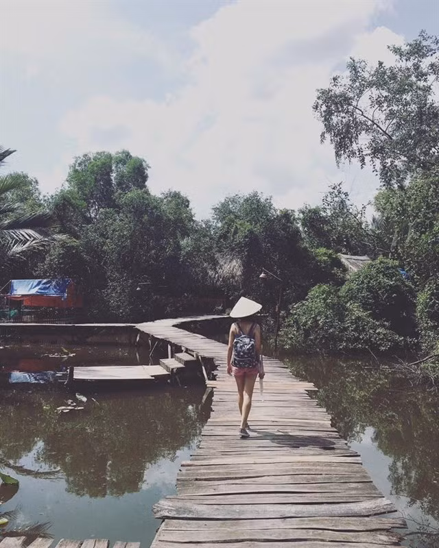 Các chòi lá ở đây được trang trí bởi rất nhiều các loại hoa như: hoa hồng, sử quân tử, hoa sen, dâu tây, cây tiêu nương; lavender, bạc hà...vừa thơm, vừa xinh xắn lại có tác dụng đuổi muỗi. Ảnh: Giang Gilly.