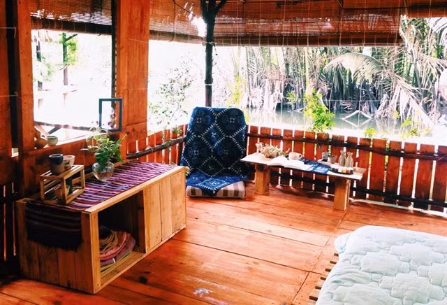 Lạc vào giữa những hàng dừa nước xum xuê và một khu vườn đủ các loại hoa trái được trồng xung quanh, chòi nghỉ dưỡng tạo một trải nghiệm không thể thấy ở bất cứ nơi đâu giữa Sài Gòn đông đúc này.