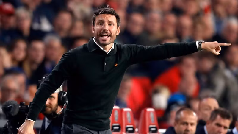 Ten Hag đã được xác nhận không rời Ajax trong mùa hè này. Vì thế, dù không muốn nhưng Bayern Munich phải tìm đến phương án khác. Lần này, đội bóng số 1 nước Đức quyết "chọn mặt gửi vàng" nơi huyền thoại bóng đá Hà Lan, Mark van Bommel.