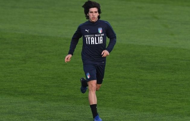 AC Milan sẽ bị sự cạnh tranh không nhỏ bởi MU và các câu lạc bộ Serie A khác như Juventus hay Inter Milan cũng đang ra sức mời gọi tài năng trẻ Sandro Tonali.