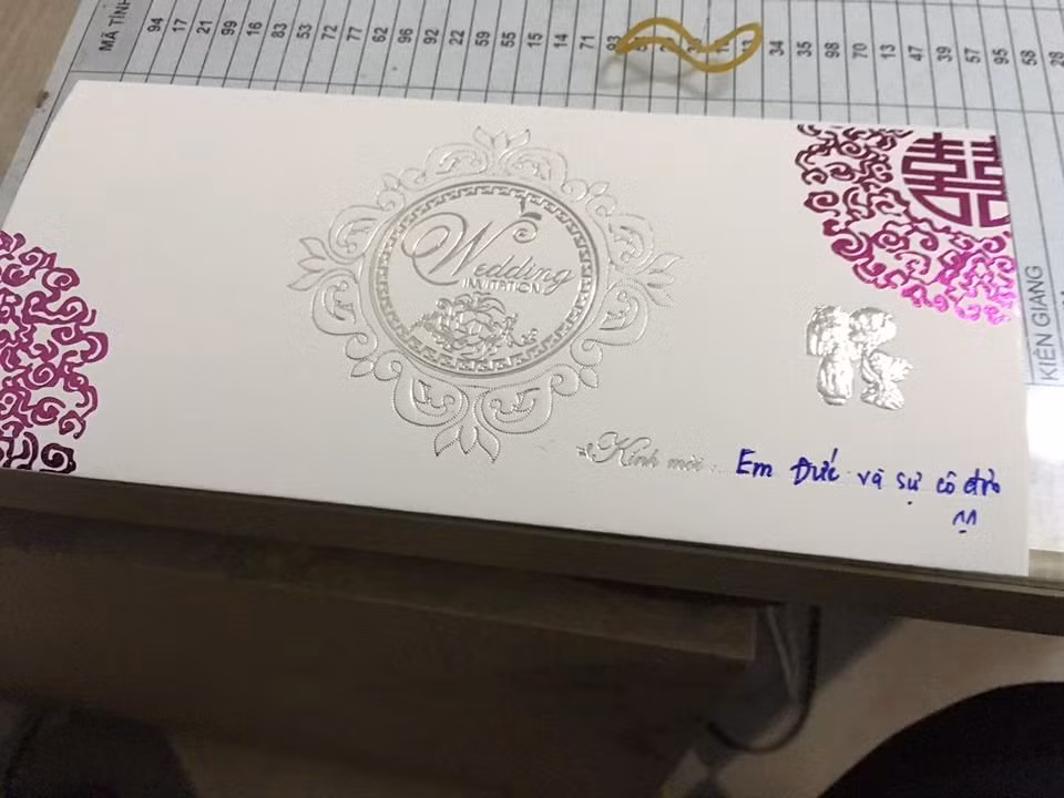 Mới đây, một loạt hình ảnh được CĐM chia sẻ về tấm thiệp cưới bá đạo có nội dung "gửi anh và sự cô đơn". Ngay sau khi được chia sẻ, trong một diễn đàn xã hội có hàng trăm nghìn thành viên tham gia, ngay lập tức đã thu hút sự chú ý và tao nên cơn sốt với rất nhiều lượt like, share, comment.