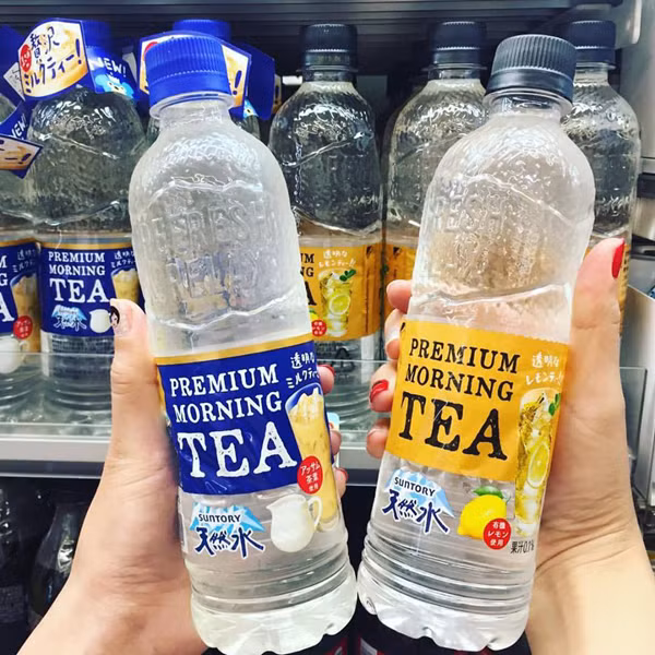 Để giúp những bạn trẻ "nghiện" trà sữa cải thiện được tình hình, dân mạng Việt đã cùng nhau đưa ra rất nhiều ý tưởng, các cách "cai nghiện" thú vị và chia sẻ nó trên nhiều fanpage nổi tiếng. Đầu tiên, thay vì bỏ 50-60 nghìn đồng mua một ly trà sữa, các bạn trẻ có thể lựa chọn sản phẩm nước lọc có vị trà sữa có xuất xứ từ Nhật Bản, mới xuất hiện ở Việt Nam và hiện cũng đang gây sốt để thay thế.