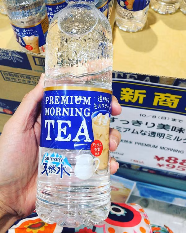 Theo review của nhiều bạn trẻ, loại nước lọc trà sữa này có hương vị khá đặc biệt. Tuy nhiên vì là hàng ngoại nhập nên giá thành của một chai nước này hiện vẫn khá cao.