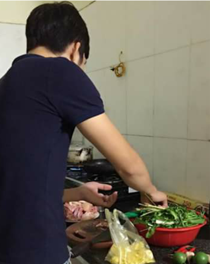 Lấy được người chồng không chơi bời đã là hạnh phúc nhưng còn chịu vào bếp giúp vợ cơm nước thì quả là trên cả tuyệt vời. Ảnh sử dụng trong bài: FBNV.