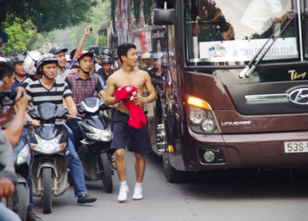 Hành động thể hiện tình yêu lớn dành cho Arsenal của running man Vũ Xuân Tiến đã khiến HLV Wenger "động lòng". Ngay lập tức, vị huấn luyện viên của đội bóng ngôi sao đã cho dừng xe, mời chàng trai Việt Nam lên xe giao lưu cùng các tuyển thủ.
