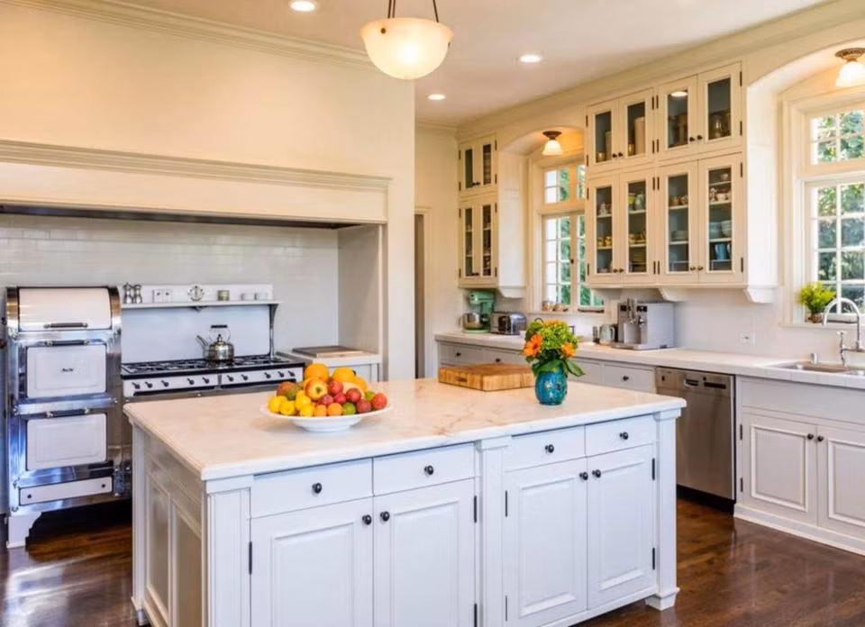 Co gi trong dinh thu sang trong tri gia 565 ty cua Angelina Jolie?-Hinh-5