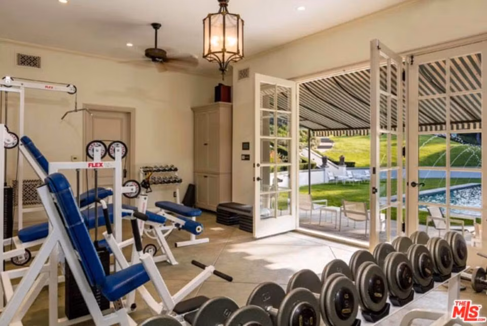 Co gi trong dinh thu sang trong tri gia 565 ty cua Angelina Jolie?-Hinh-7