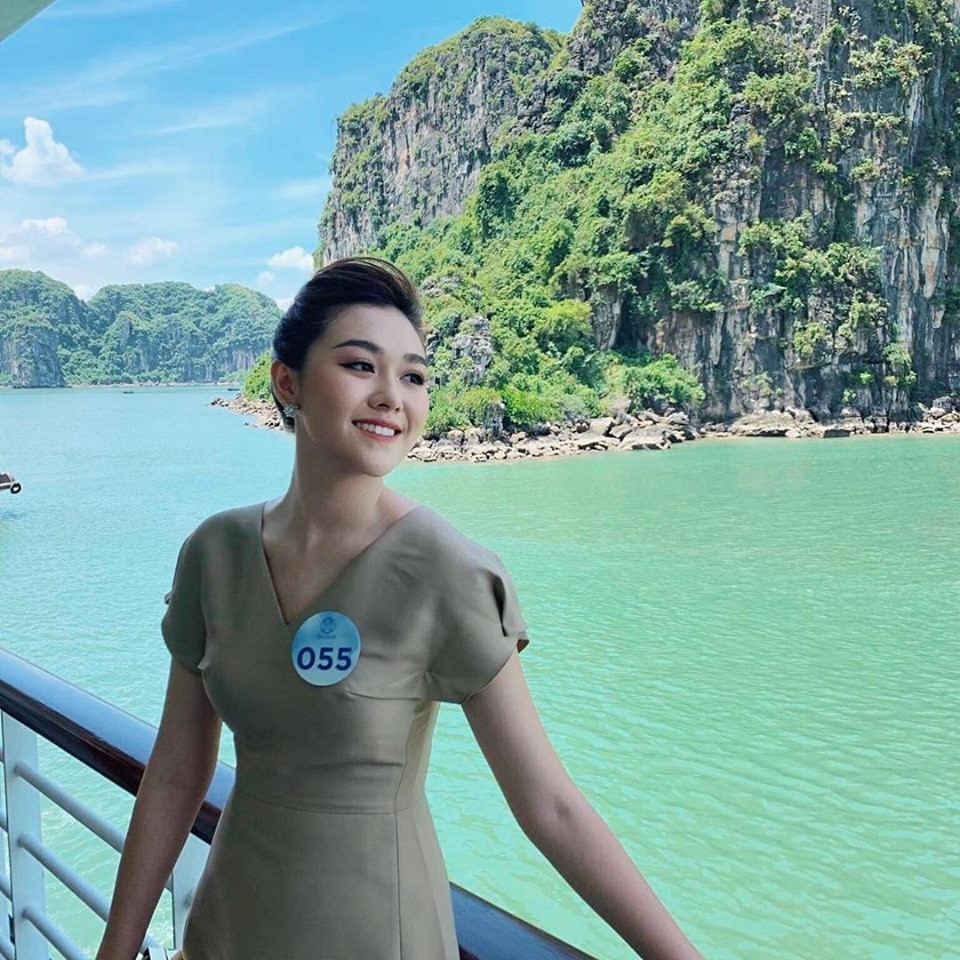 ống mũi cao thon gọn, làn da mịn màng, sáng khỏe thậm chí còn khiến nhiều người ghen tị cựu hot girl THPT Phan Đình Phùng.