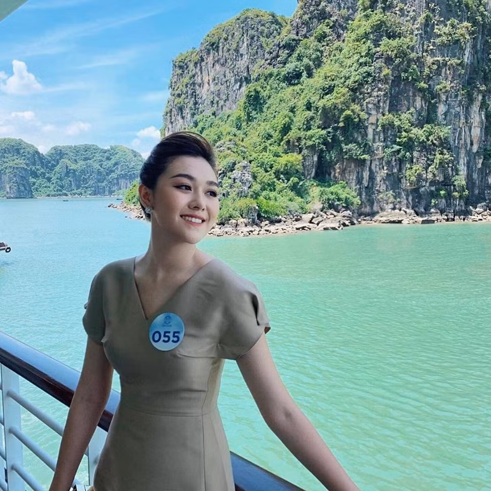 ống mũi cao thon gọn, làn da mịn màng, sáng khỏe thậm chí còn khiến nhiều người ghen tị cựu hot girl THPT Phan Đình Phùng.