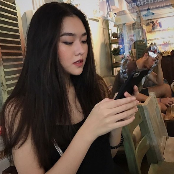 Từng xuất thân là người mẫu ảnh cho nhiều thương hiệu thời trang của giới trẻ, nhiều người nhận xét Á hậu Tường San có nét giống với diễn viên Tăng Thanh Hà, đặc biệt là đôi mắt biết nói.