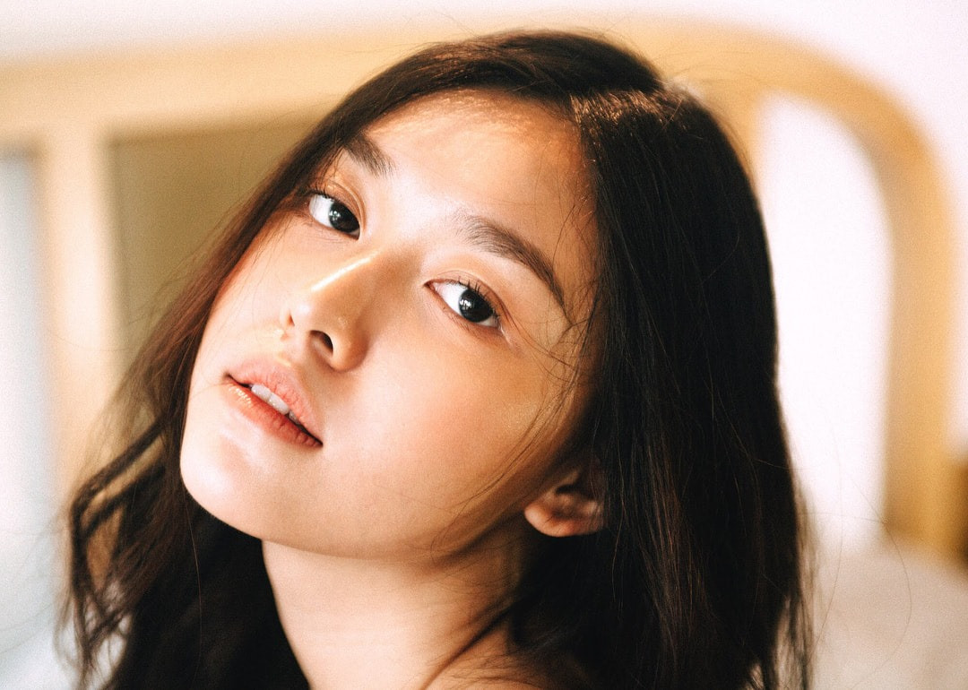 Tường San sở hữu khuôn mặt với các đường nét thanh tú, sống mũi cao và bờ môi nhỏ nhắn. Trên trang cá nhân, nhiều người hâm mộ gọi cô bằng biệt danh "nàng thơ".