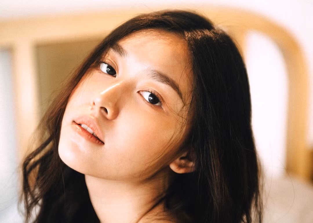 Tường San sở hữu khuôn mặt với các đường nét thanh tú, sống mũi cao và bờ môi nhỏ nhắn. Trên trang cá nhân, nhiều người hâm mộ gọi cô bằng biệt danh "nàng thơ".