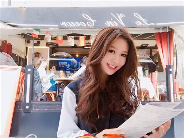 Ngoài thời gian học tập và làm mẫu chụp ảnh, cô nàng còn có sở thích đi bơi, lặn và du lịch ở nhiều nước trên thế giới. Hiện tại trang cá nhân của cô nàng có gần 33 nghìn lượt theo dõi và đang ngày càng gia tăng.