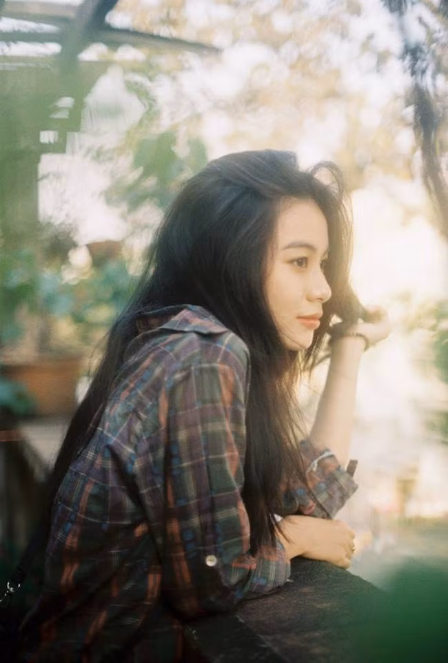 Hoàng Thảo còn nói thêm, do Vi Nguyễn đã sở hữu làn da trắng bóc sẵn vậy nên việc trang điểm cho cô nàng này khá đơn giản, chỉ thoa son môi nhẹ là trở nên lung linh.