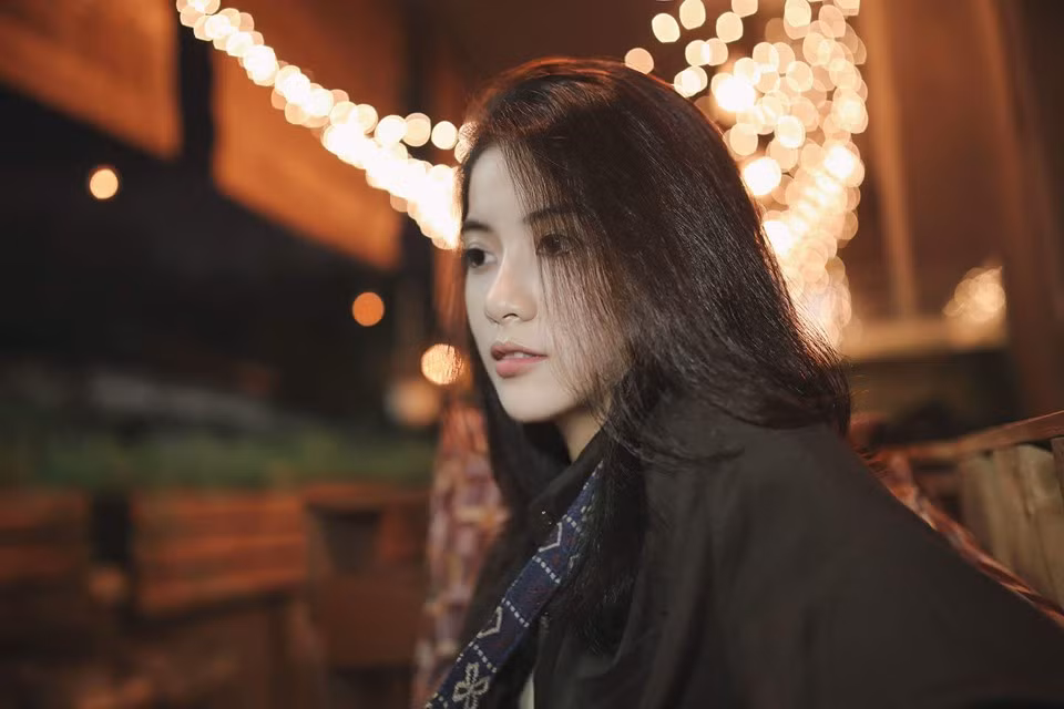 Ngay sau khi những bức ảnh của Vi Nguyễn được đăng tải trên mạng xã hội đã tạo nên một lượng lớn người truy tìm dấu vết của cô bạn. Tuy nhiên, với riêng bản thân Vi lại sống khá khép kín, bởi cô không muốn gây ra thị phi và ảnh hưởng đến chuyện học tập vì đây đã là năm cuối".