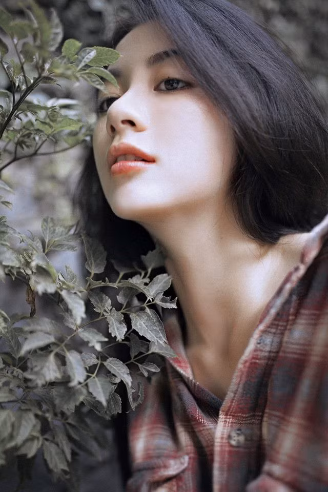 Những bức ảnh mới đây giúp Vi Nguyễn được nhiều người biết tới do nhiếp ảnh gia Hoàng Thảo thực hiện. Trong những góc ảnh này, cô bạn 9X Sài thành hiện lên với gương mặt xinh đẹp, thần thái tốt chẳng thua kém gì người mẫu.