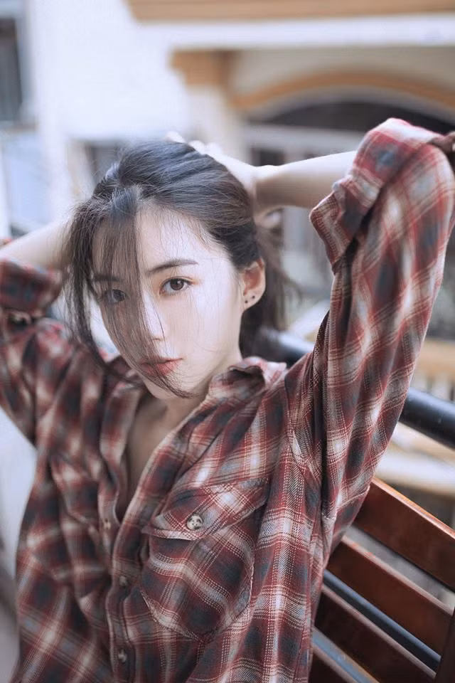 Theo tìm hiểu của dân mạng, Vi Nguyễn chưa từng tham gia nghề người mẫu dù là không chuyên. Cô bạn này chỉ hứng lên và chụp chứ hoàn toàn không có sự chuẩn bị gì đó cầu kì.