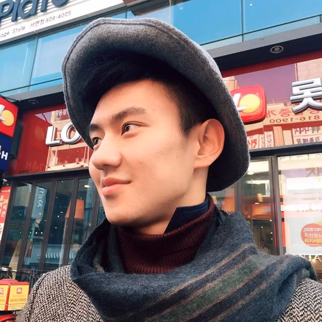 Trên mạng xã hội, anh chàng VĐV bơi lội này cũng có một lượng fan khá hùng hậu và đa phần là nữ. Họ còn tự tin chia sẻ rằng: "Ước gì được một lần chạm vào cơ bắp của Ning Zetao".