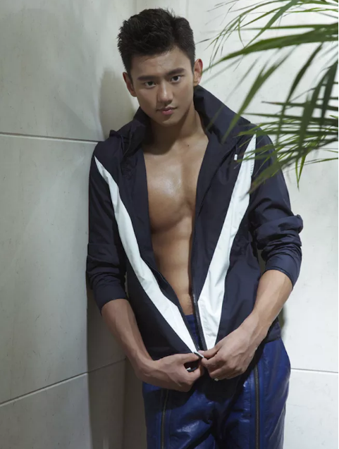 Ning Zetao sinh ngày 3/6/1993 tại Trịnh Châu, Hà Nam, Trung Quốc. Được sinh ra trong một gia đình có truyền thống quân ngũ thế nhưng anh chàng này lại hướng mình theo nghiệp VĐV bơi lội chuyên nghiệp.