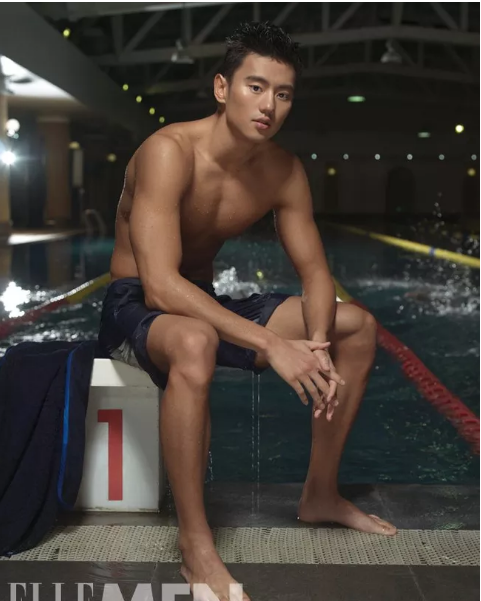 Làm quen với mặt nước từ 8 tuổi, Ning Zetao sau đó đã tỏ rõ những tố chất để trở thành một VĐV bơi chuyên nghiệp. Đến năm 14, chàng trai sinh năm 1993 này được đưa vào Trung tâm huấn luyện bơi lội Hải quân để "ăn, tập" bài bản.